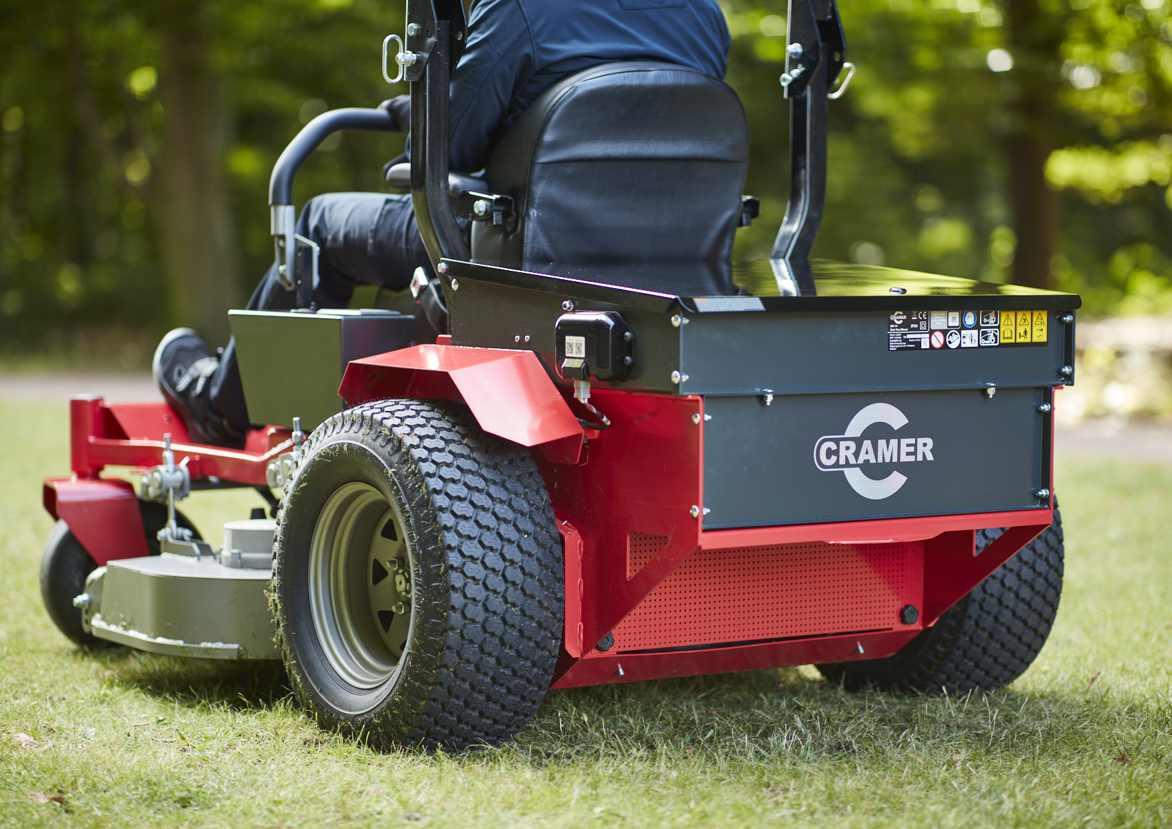Cramer 82ZT132 Zero Turn – 82V 132cm Battery Powered Ride-On Mower