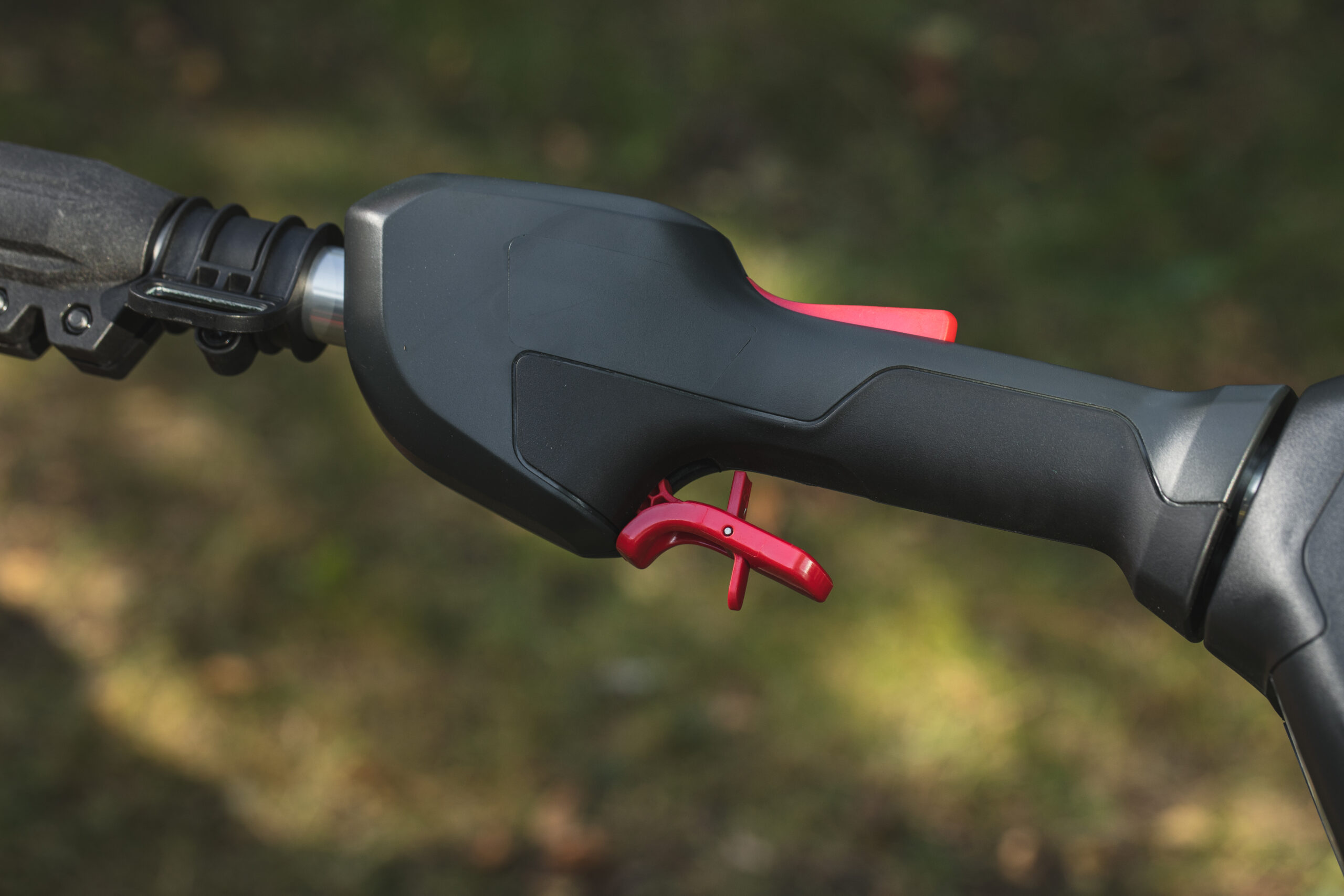 Cramer 82PHT32 Long-Reach Battery Hedge Trimmer