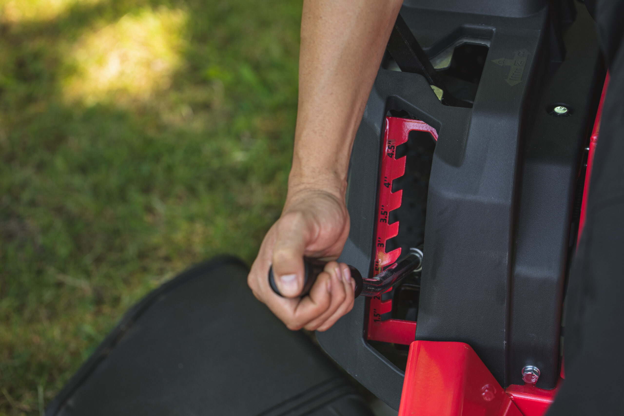 Cramer 82LT107 82V Battery Lawn Tractor – 107 cm Cutting Deck