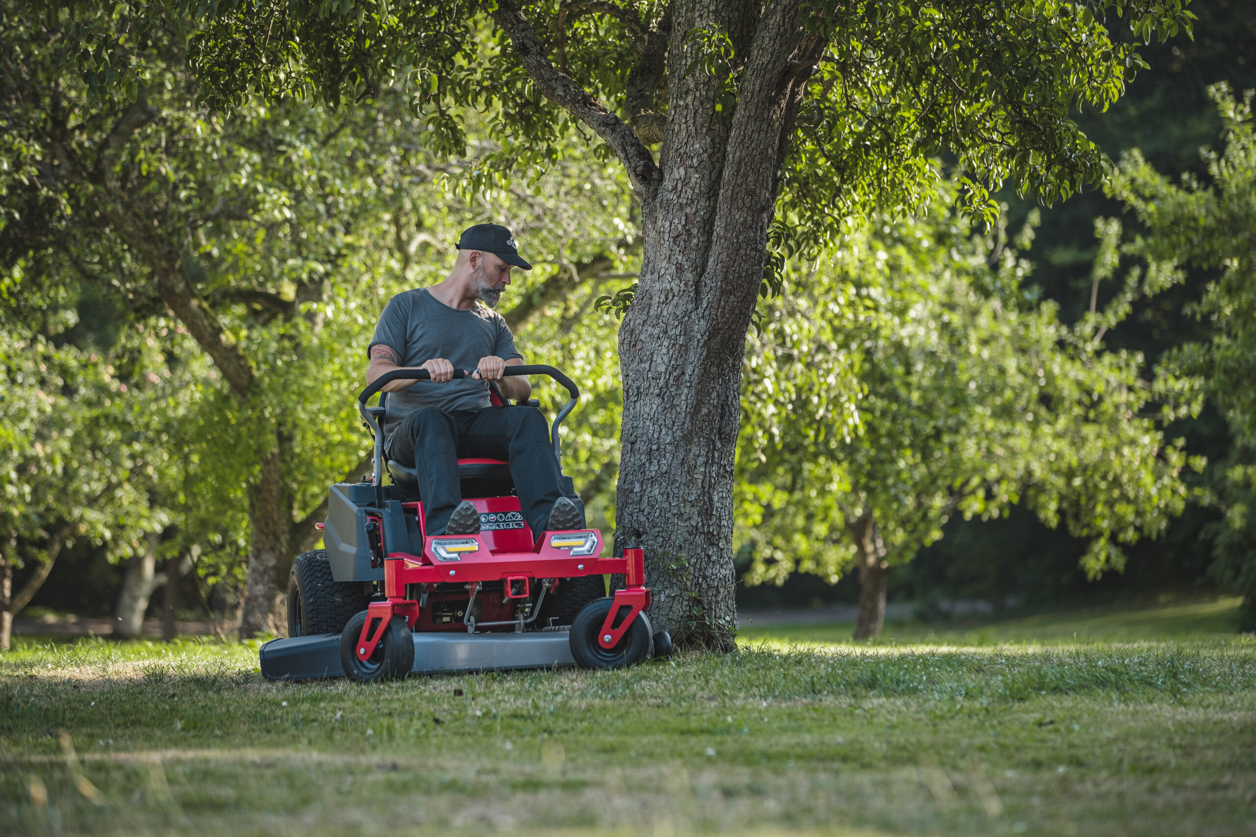 Cramer 82LT107 82V Battery Lawn Tractor – 107 cm Cutting Deck