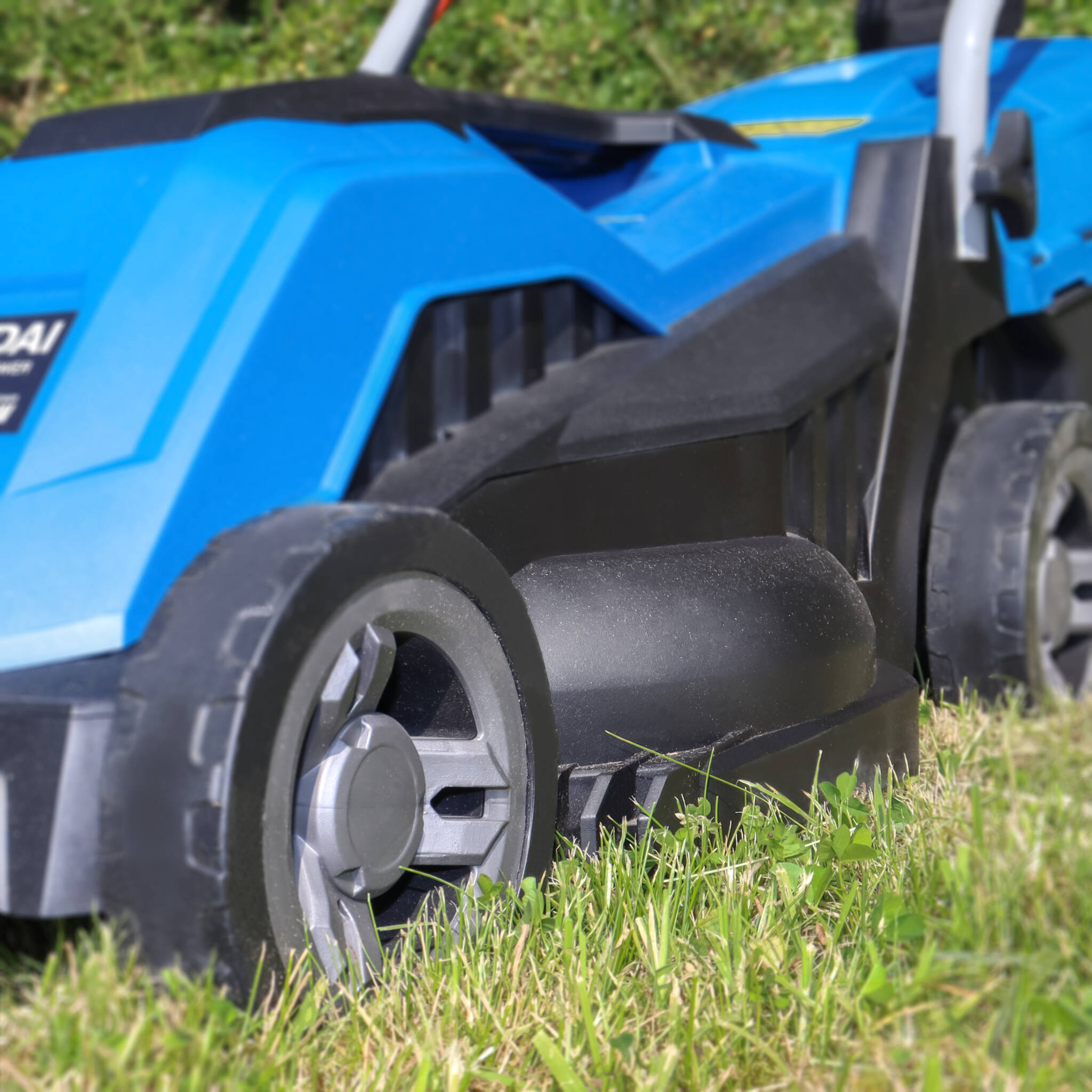 Hyundai HYM3300E 33cm Corded Electric 1200w/230v Roller Mulching Lawnmower