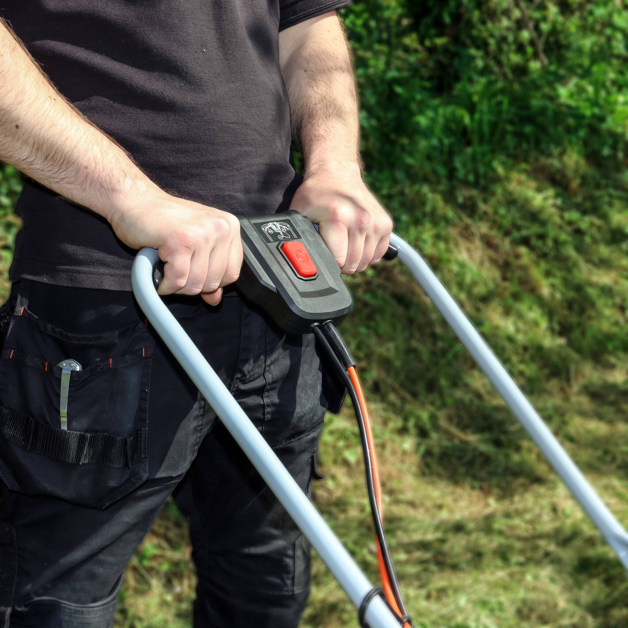 Hyundai HYM3300E 33cm Corded Electric 1200w/230v Roller Mulching Lawnmower