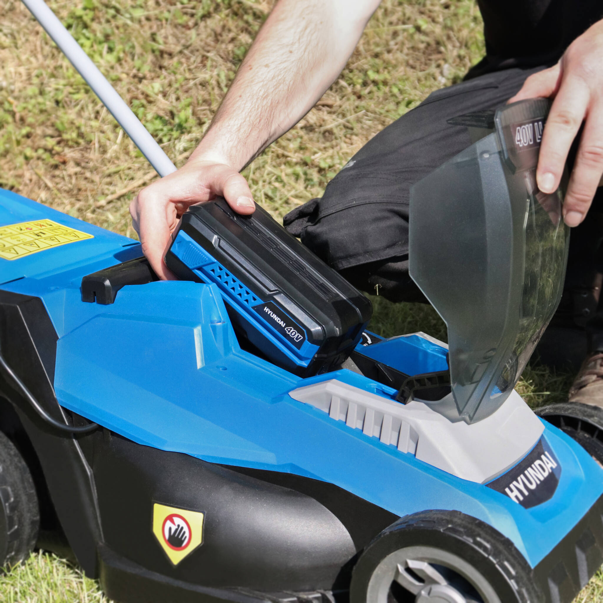 Hyundai HYM40LI330P 40V Lithium-Ion Cordless Battery Powered Roller Lawn Mower 33cm Cutting Width With Battery and Charger