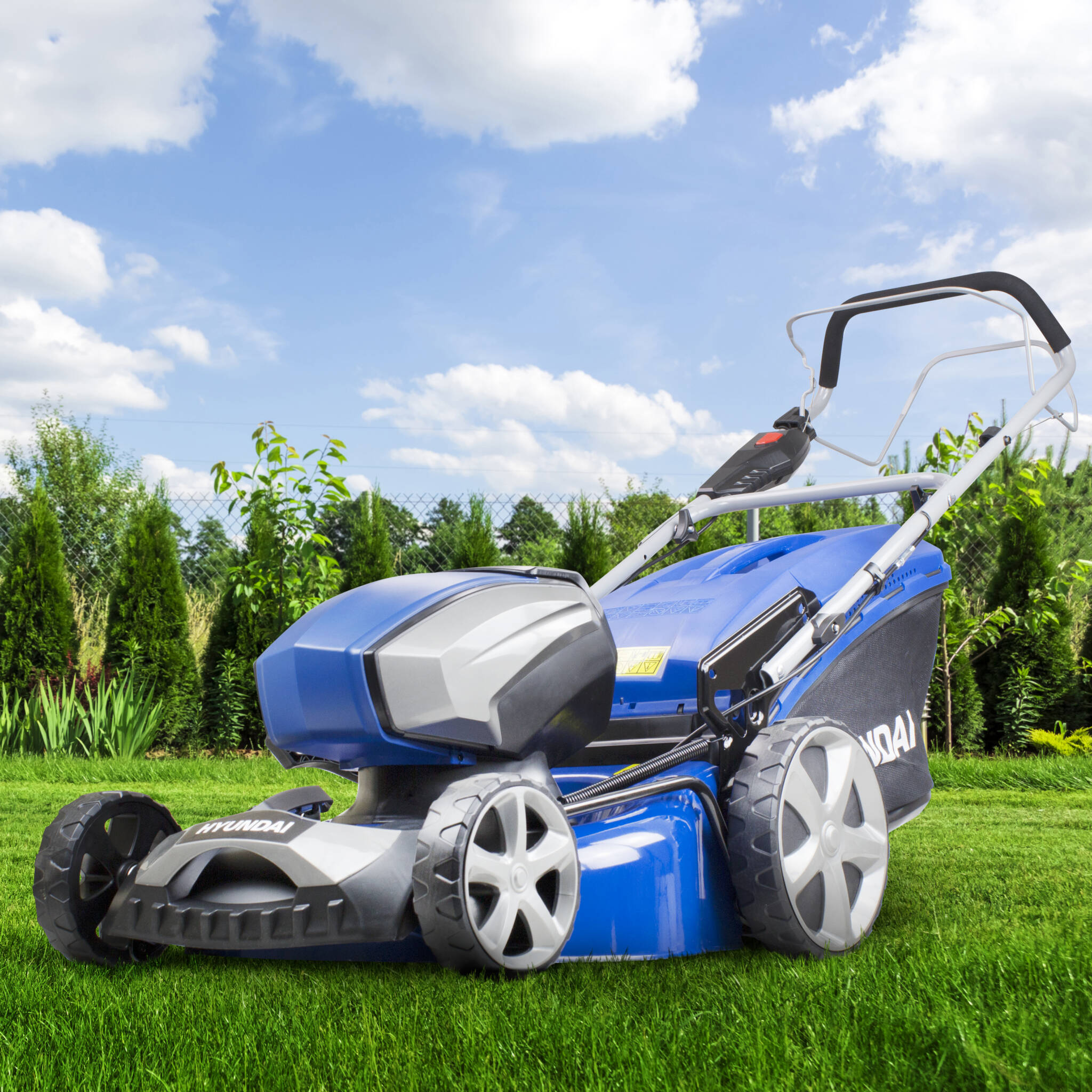 Hyundai HYM80Li460SP 18"/45cm Cordless 80v Lithium-Ion Battery Self Propelled Lawnmower with Battery and Charger