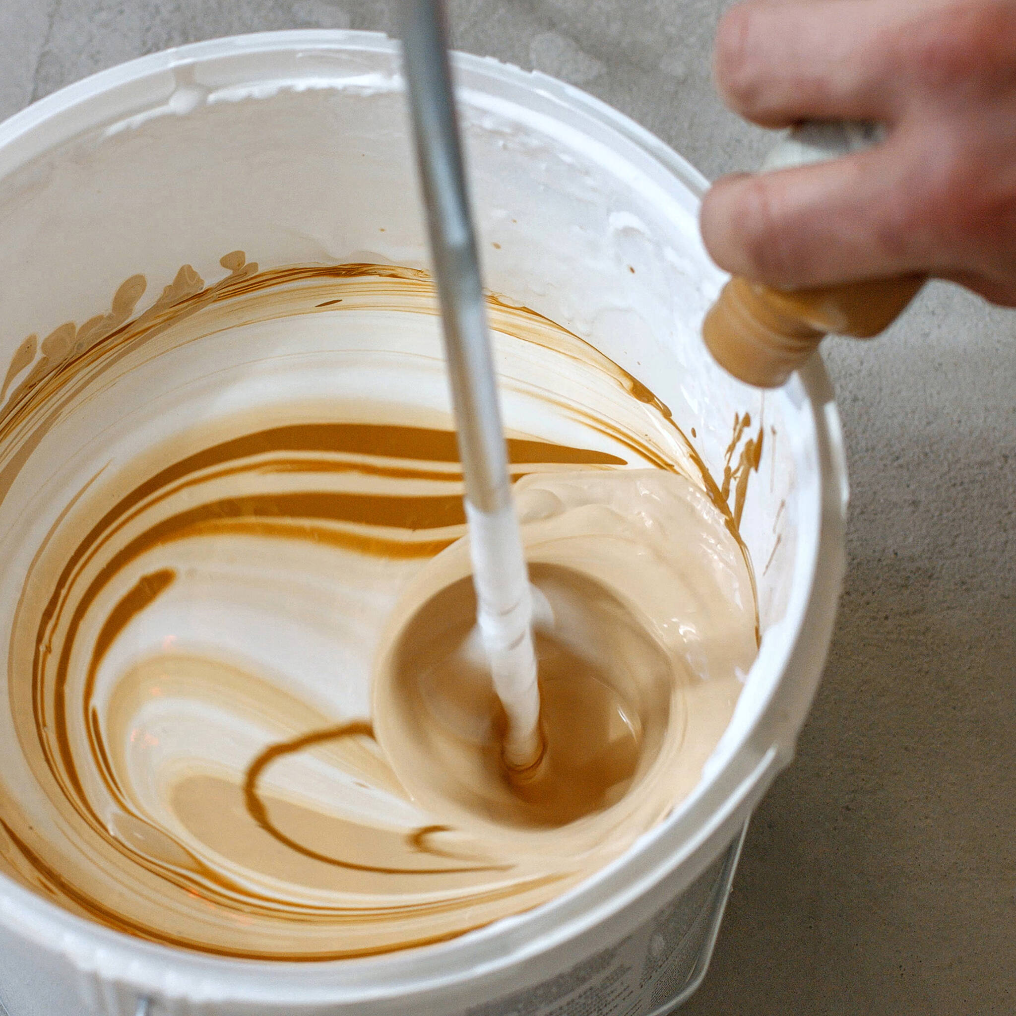 Hyundai HYPM1600E 1600W Electric Paddle Mixer with 5 Piece Trowel Set 230v/240v