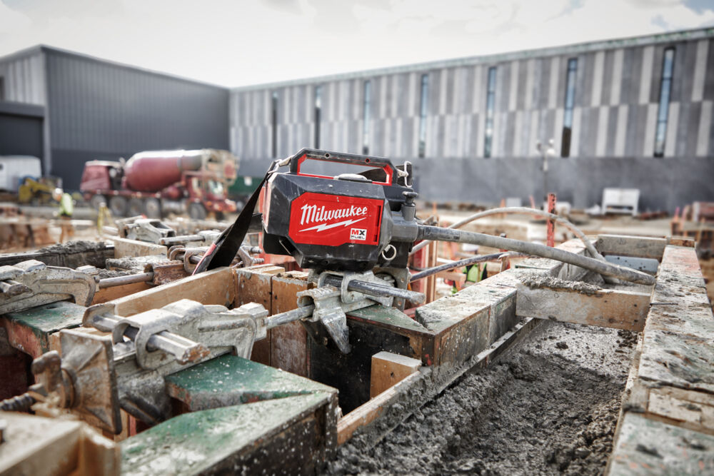 Milwaukee MX FUEL™ Briefcase Concrete Vibrator Kit