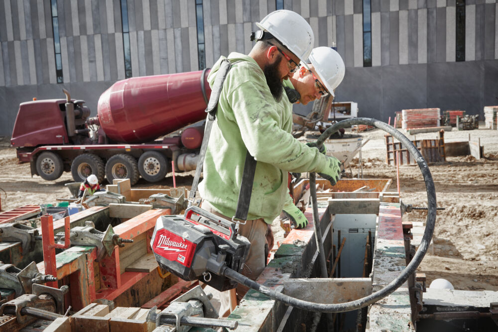 Milwaukee MX FUEL™ Briefcase Concrete Vibrator Kit