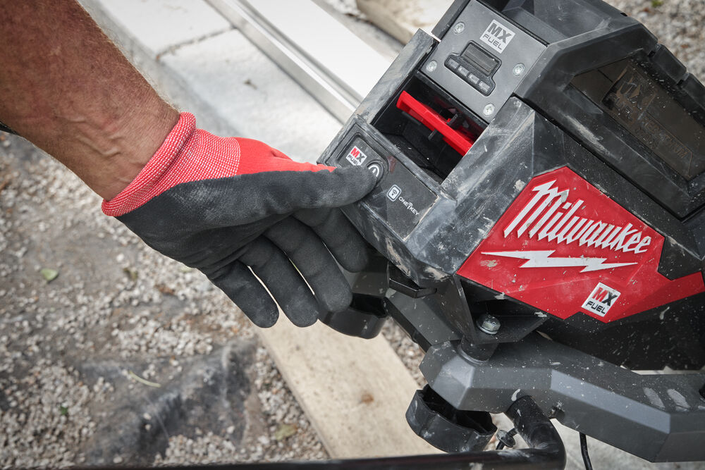 Milwaukee MX FUEL™ Screed