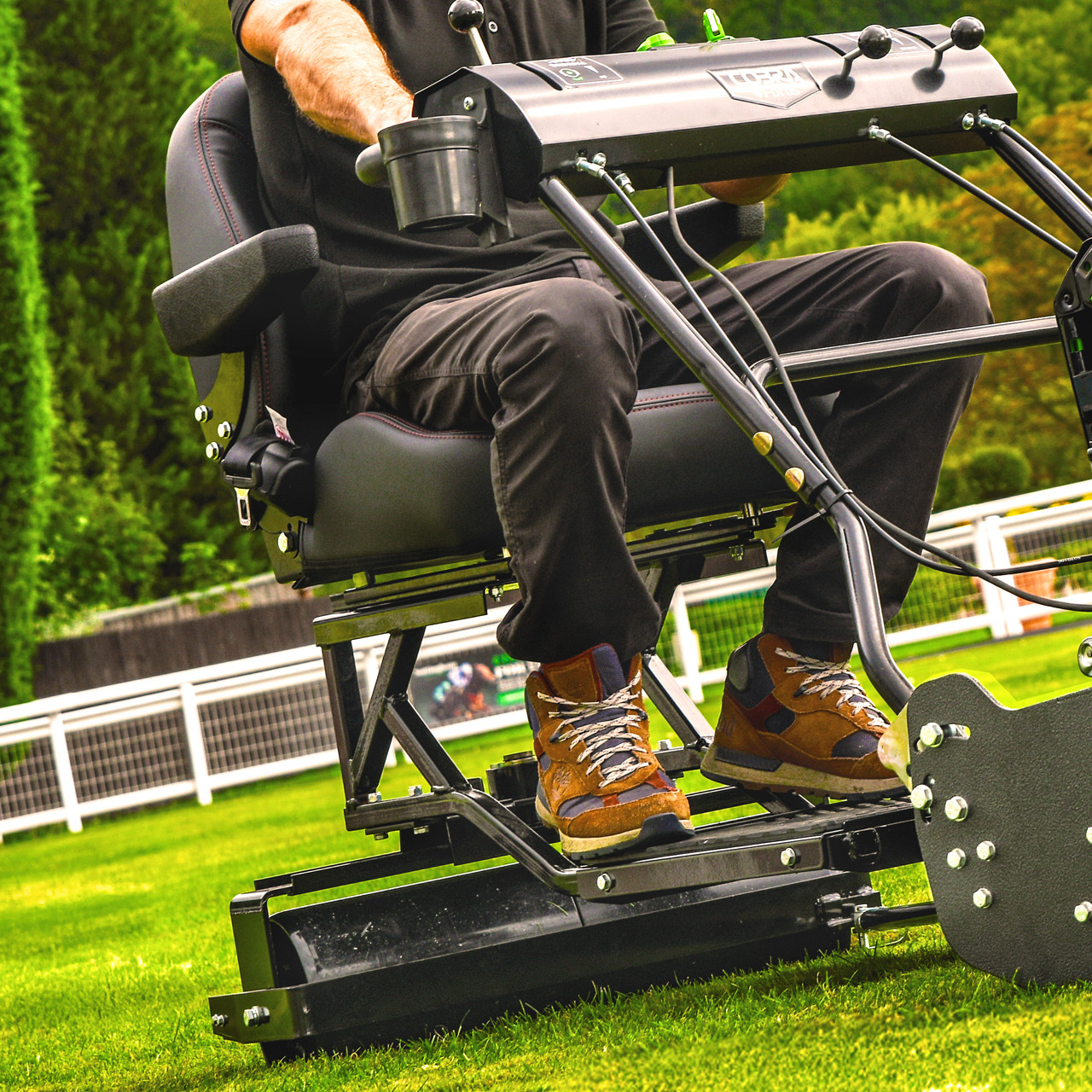 COBRA Fortis Stadium 34 Cylinder Lawnmower – Honda GX200 Petrol